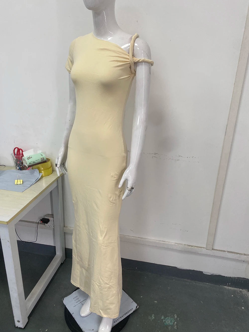 Women's clothing 2025 new fashion trend sexy spicy girl slim fit elegant sloping shoulder dress